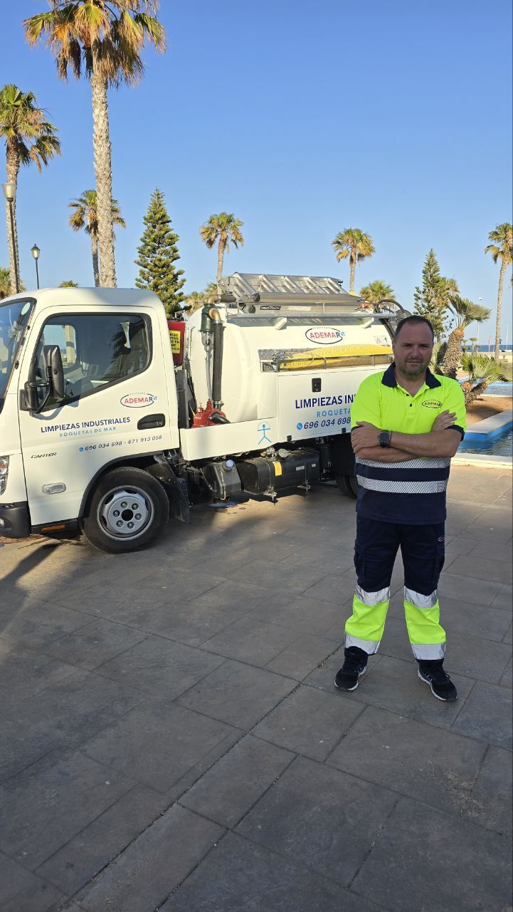 Equipo de Desatascos Ademar junto a un camión de limpieza en El Poniente Almeriense